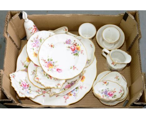 A QUANTITY OF ROYAL CROWN DERBY POSIES PATTERN PLATES, TRINKET DISHES AND VASES, PRINTED MARK