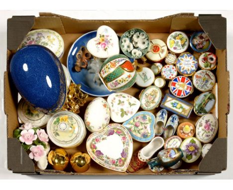 A COLLECTION OF HALCYON DAYS ENAMEL BOXES AND SPODE, COALPORT AND OTHER EGG, HEART AND OTHER SHAPED BOXES AND TRINKETS 