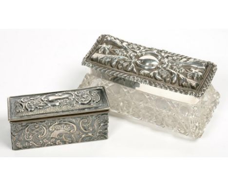 AN EDWARD VII SILVER RING BOX, 7.5 CM W, BIRMINGHAM 1901 AND AN EDWARD VII SILVER MOUNTED GLASS HAIRPIN BOX, 10 CM W, BIRMING