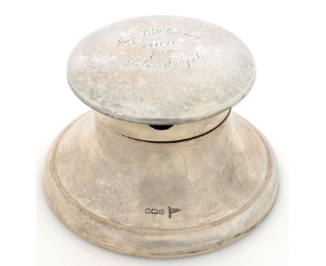 A GEORGE V SILVER CAPSTAN INKWELL, 8 CM H, INSCRIBED MAJOR E.F. CALTHROP 1911-14 FROM SABURO INAGAKI, SHEFFIELD 1912, LOADED+