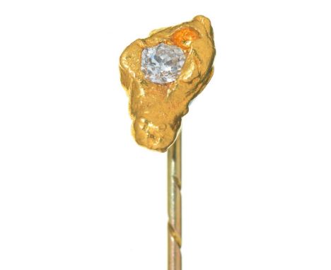 A DIAMOND SET GOLD STICK PIN, UNMARKED, 5.5 CM L, 2.85G++GOOD CONDITION