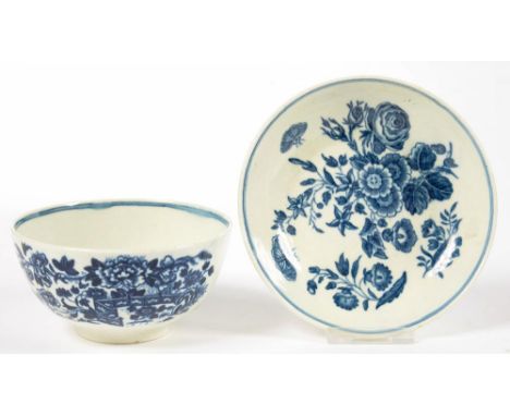 A WORCESTER SLOP BASIN AND SAUCER, TRANSFER PRINTED IN UNDERGLAZE BLUE WITH THE FENCE OR THREE FLOWERS PATTERNS, BASIN 10.5CM