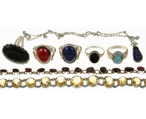 A QUANTITY OF GEM SET JEWELLERY, COMPRISING A CITRINE BRACELET IN SILVER, A LAPIS RING IN SILVER, A LAPIS PENDANT IN SILVER, 