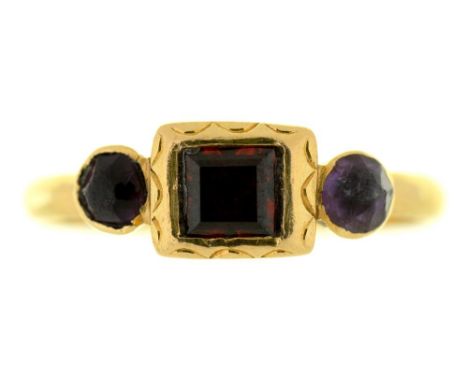 A GEORGIAN GARNET AND AMETHYST RING, CLOSED BACK SETTINGS, IN GOLD, 2G, SIZE O++LIGHT WEAR CONSISTENT WITH AGE, AMETHYSTS ABR