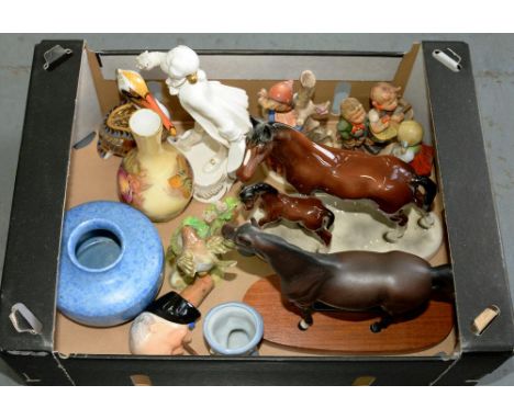 A BESWICK CONNOISSEUR MODEL OF THE ARAB HORSE XAYAL, ON WOOD BASE, 17CM H AND A SMALL COLLECTION OF ROYAL CROWN DERBY, AYNSLE