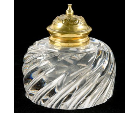 A VICTORIAN BRASS MOUNTED SPIRALLY REEDED GLASS INKWELL WITH DOMED LID, 11CM H