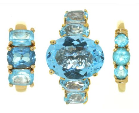 THREE GEM SET RINGS, COMPRISING A TOPAZ RING IN SILVER, A TOPAZ RING IN 9CT GOLD AND A BLUE ZIRCON RING IN 9CT GOLD, 12.5G, S