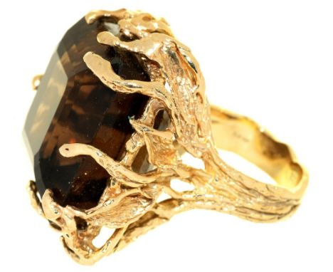 A SMOKY QUARTZ COCKTAIL RING, C1970S, WITH ORGANIC TEXTURED GOLD MOUNT, MARKED 14K, 34.5G, SIZE O++IN GOOD CONDITION WITH LIG