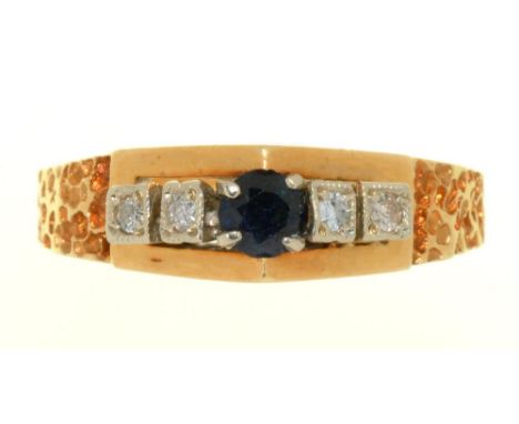 A SAPPHIRE AND DIAMOND RING, WITH TEXTURED SHOULDERS, IN 18CT GOLD, BIRMINGHAM 1971, 3.5G, SIZE L½++IN GOOD CONDITION WITH LI