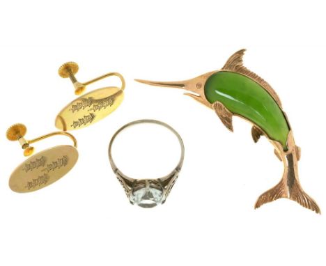 A JADE MARLIN BROOCH IN GOLD, MARKED 9CT, A PAIR OF 9CT GOLD SCREW BACK EARRINGS AND A STONE SET SILVER RING, 11G++LIGHT WEAR