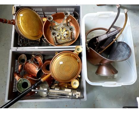MISCELLANEOUS METALWARE, TO INCLUDE COPPER FLAGONS, JUGS, PANS, A COAL SCUTTLE, BRASS CANDLESTICKS, SCALES, HORSE HARNESS, ET