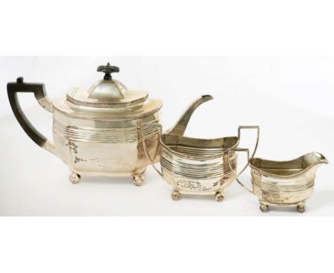 AN EDWARD VII SILVER TEAPOT, 18 CM H, SHEFFIELD 1901 AND A VICTORIAN SILVER CREAM JUG AND SUGAR BOWL, LONDON 1899, 27OZS 5DWT