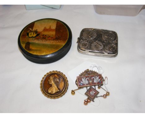 A small papier mache Russian snuff box, coin holder etc. CONDITION REPORT Brooch weight, 19.7gWe have attached a number of ad