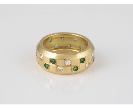 RING Gelbgold. Ringmaß ca. 56, Ges.-Gew. ca. 14,2 g. Gest. 750 'Handarbeit', Herstellersignet. 12 Brillanten, zusammen ca. 0,