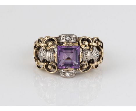RING Gelbgold. Ringmaß ca. 53, Ges.-Gew. ca. 5,7 g. Gest. 585, Herstellersignet. Ein rechteckig facettierter Amethyst, ca. 1,