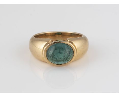 TURMALIN-RING Gelbgold. Ringmaß ca. 53, Ges.-Gew. ca. 7,7 g. Geprüft 14 K. Ein Turmalin-Cabochon, ca. 2,7 ct. Min. besch.