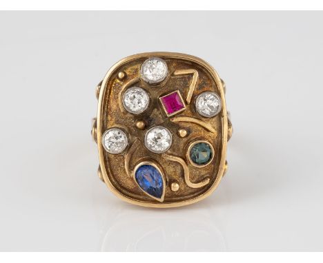 EDELSTEIN-RING Gelbgold. Ringmaß ca. 62, Ges.-Gew. ca. 7,7 g. Gest. 585. Jeweils ein Saphir, Rubin, wohl Turmalin, fünf Diama
