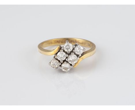BRILLANT-RING Gelbgold, Weißgold. Ringmaß ca. 55, Ges.-Gew. ca. 4,1 g. Gest. 585, Caratangabe der Diamanten gemarkt. Sechs Br