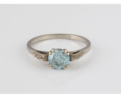 RING Weißgold. Ringmaß ca. 56, Ges.-Gew. ca. 2,4 g. Geprüft 14 K. Ein rund facettierer Farbstein, ca. 6,3 x 4,1 mm, vier Diam
