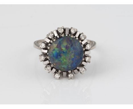 RING Weißgold. Ringmaß ca. 57, Ges.-Gew. ca. 5,1 g. Gest. 585. Eine Opal-Triplette, D. ca. 10,8 mm, 12 Diamanten im 8/8-Schli