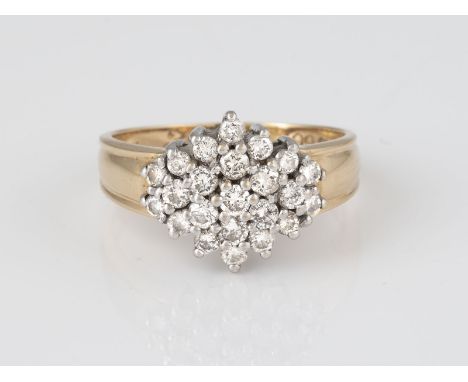 BRILLANT-RING Gelbgold, Weißgold. Ringmaß ca. 61, Ges.-Gew. ca. 4,5 g. Gest. 585, persönliche Gravur. 23 Brillanten, zusammen