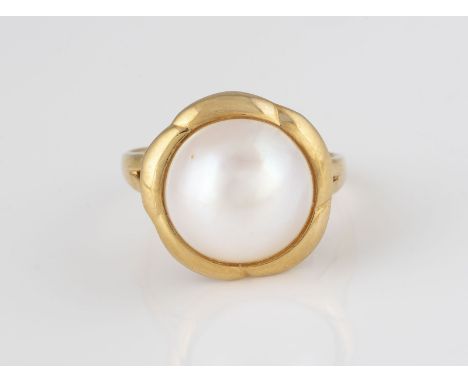 PERL-RING Gelbgold. Ringmaß ca. 56, Ges.-Gew. ca. 4,6 g. Gest. 585, Herstellersignet. Eine Mabe-Perle, D. ca. 12,2 mm.
