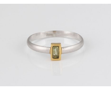 RING Platin, Gelbgold. Ringmaß ca. 56, Ges.-Gew. ca. 1,9 g. Gest. Pt. 950, 750. Ein rechteckig facettierter, hellgrüner Farbs