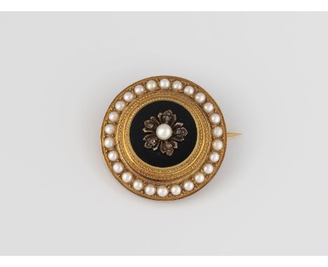 BROSCHE Gelbgold. D. 3,2 cm, Ges.-Gew. ca. 9,6 g. Geprüft 18 K, Nadel mit französischer Marke 'Adlerkopf'. Perlbesatz, Onyxpl