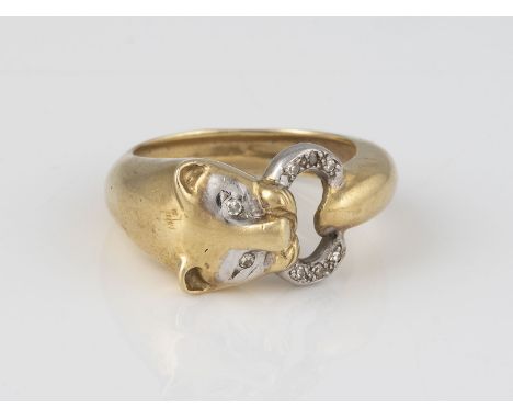 RING Gelbgold, Weißgold. Ringmaß ca. 55, Ges.-Gew. ca. 5,6 g. Gest. 14 K. Acht Diamanten, zusammen ca. 0,06 ct.