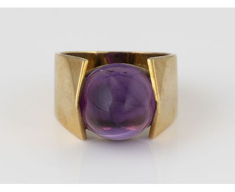 AMETHYST-RING Gelbgold. Ringmaß ca. 54, Ges.-Gew. ca. 8,3 g. Gest. 585. Ein hoher Amethyst-Cabochon, ca. 7,7 ct. Schienengröß
