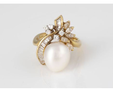 PERL-RING MIT DIAMANTBESATZ Gelbgold. Ringmaß ca. 52, Ges.-Gew. ca. 8,9 g. Gest. 18 K. Eine ovale Perle, ca. 12,5 x 11,0 mm, 