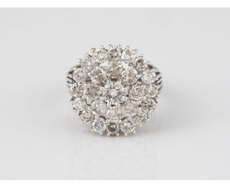 DIAMANT-RING Weißgold. Ringmaß ca. 58, Ges.-Gew. ca. 8,5 g. Geprüft 14 K. 25 Brillanten, zusammen ca. 3,25 ct.