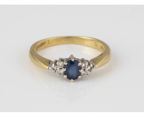 EDELSTEIN-RING Gelbgold, Weißgold. Ringmaß ca. 51,5, Ges.-Gew. ca. 2,6 g. Gest. 750, weitere Punzierungen. Ein oval facettier