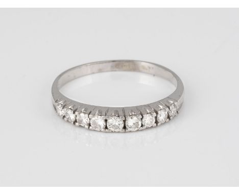 BRILLANT-RING Weißgold. Ringmaß ca. 57, Ges.-Gew. ca. 2,5 g. Geprüft 18 K, nummeriert. Neun Brillanten, zusammen ca. 0,4 ct.