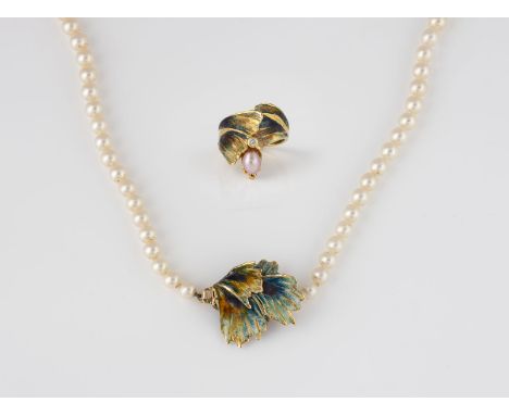 SCHMUCK-SET 2-tlg. Gelbgold. Beide Stücke gest. 750, Herstellersignet. Ges.-Gew. zus. ca. 34,2 g. 1) Ring mit einer Perle, ei