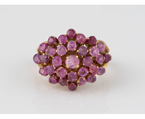 EDELSTEIN-RING Gelbgold, Rotgold. Ringmaß ca. 50, Ges.-Gew. ca. 6,3 g. Geprüft 14 K. 31 rund facettierte Rubine, zusammen ca.