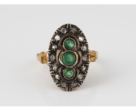 RING Gelbgold, Silber. Ringmaß ca. 55,5, Ges.-Gew. ca. 6,5 g. Geprüft 18 K, italienische Punzierung. 14 Diamantrosen, drei ru