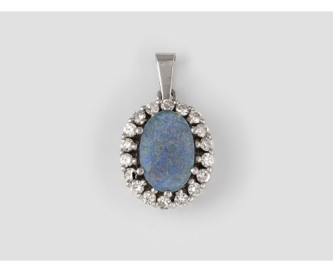 OPAL-ANHÄNGER MIT DIAMANTEN Weißgold. 2,4 x 1,3 cm, Ges.-Gew. ca. 3,2 g. Gest. 585, Caratangabe der Diamanten gemarkt. Eine o