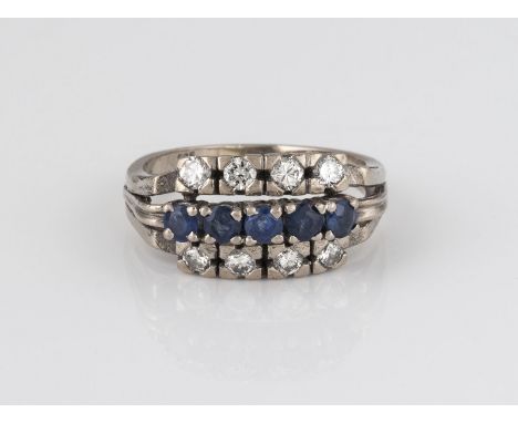 EDELSTEIN-RING Weißgold. Ringmaß ca. 54,5, Ges.-Gew. ca. 6,4 g. Gest. 585. Fünf rund facettierte Saphire, zusammen ca. 0,45 c