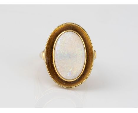 RING Gelbgold. Ringmaß ca. 54, Ges.-Gew. ca. 5,6 g. Gest. 585. Ein Opal, ca. 16,6 x 10,5 x 2,7 mm.