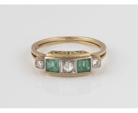 RING Gelbgold. Ringmaß ca. 53, Ges.-Gew. ca. 2,5 g. Geprüft 14 K. Zwei rechteckig facettierte Smaragde, zus. ca. 0,3 ct., dre
