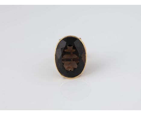RING Gelbgold. Ringmaß ca. 56,5, Ges.-Gew. ca. 16,7 g. Geprüft 14 K. Ein oval facettierter Rauchquarz, ca. 25 ct. Leichte Tra