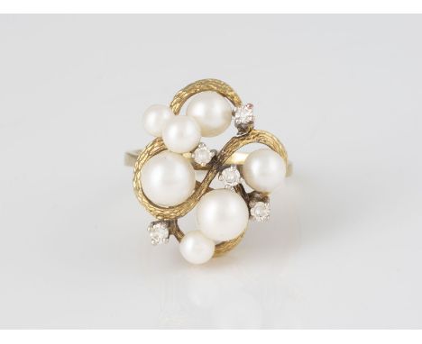 PERL-RING MIT DIAMANTBESATZ Gelbgold. Ringmaß ca. 52, Ges.-Gew. ca. 4,5 g. Gest. 585, Herstellersignet. Sieben Perlen, D. ca.