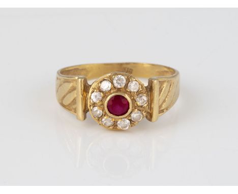 RING Gelbgold. Ringmaß ca. 56, Ges.-Gew. ca. 2,9 g. Geprüft mindestens 18 K. Ein rund facettierter Rubin (beh.), neun rund fa