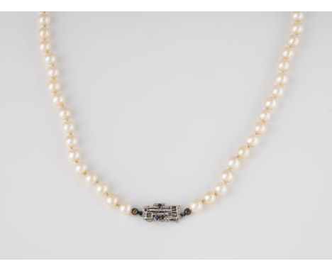 PERL-COLLIER Weißgold. L. 65 cm, Ges.-Gew. ca. 39,3 g. Geprüft 18 K. D. der Perlen jeweils ca. 6,5 mm, Schließe besetzt mit d