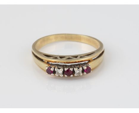 EDELSTEIN-RING Gelbgold, Weißgold. Ringmaß ca. 54, Ges.-Gew. ca. 3,6 g,. Gest. 585. Zwei Diamanten im 8/8-Schliff, zusammen c
