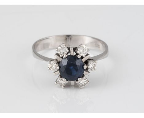 EDELSTEIN-RING Weißgold. Ringmaß ca. 58,5, Ges.-Gew. ca. 3,2 g. Gest. 585. Ein rund facettierter Saphir, ca. 1,39 ct., sechs 