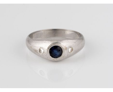 EDELSTEIN-RING Weißgold. Ringmaß ca. 50, Ges.-Gew. ca. 4,8 g. Geprüft 18 K. Ein rund facettierter Saphir, ca. 0,26 ct., zwei 