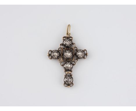 HISTORISCHER KREUZ-ANHÄNGER 19. Jh. Gelbgold, Silber. 4 x 2,6 cm, Ges.-Gew. ca. 7,8 g. Geprüft 14 K. Sechs Diamantrosen.