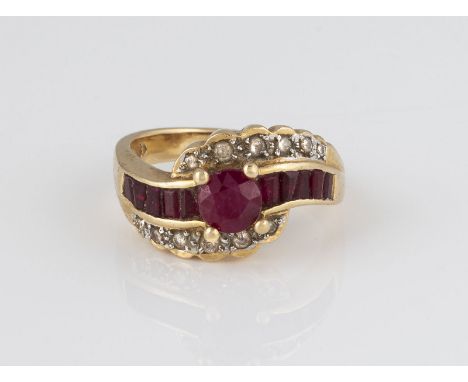 EDELSTEIN-RING Gelbgold. Ringmaß 53, Ges.-Gew. ca. 6,0 g. Gest. 14 K. 10 Rubine im Trapezschliff sowie ein rund facettierter 